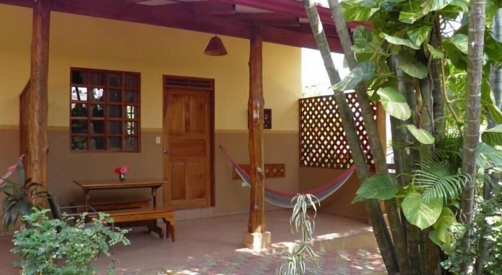 Cabinas El Colibri Puerto Carrillo Exterior photo